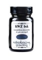 Szklana butelka 60 ml atramentu KWZ Ink niebiesko-czarnego galusowego z klasyczną etykietą i próbką koloru.