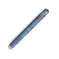 Pióro wieczne Kaweco Supra Fireblue z ręcznie opalanej stali nierdzewnej, widoczne odcienie niebieskiego i fioletu na korpusie.