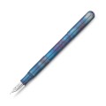 Pióro wieczne Kaweco Supra Fireblue z ręcznie opalanej stali nierdzewnej, widoczne odcienie niebieskiego i fioletu na korpusie.