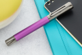 Pióro wieczne MONTEVERDE RITMA Purple zdjęcie na tle notesów.