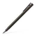Smukłe pióro wieczne Faber-Castell Neo Slim Gun Metal w kolorze grafitowym z metalową skuwką i klipsem.