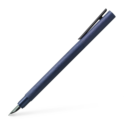 Smukłe pióro wieczne Faber-Castell Neo Slim Dark Blue w kolorze ciemnego granatu z czarnym klipsem i stalową skuwką.