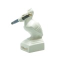 Duza-biala-ceramiczna-statuetka-Pelikan-17cm-zlote-logo-podstawka-ekspozytor-na-pioro-wieczne