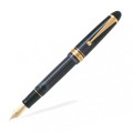 Pióro wieczne PILOT CUSTOM 823 Black ze skuwką założoną na korpus.