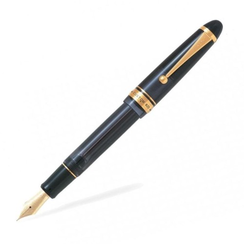 Pióro wieczne PILOT CUSTOM 823 Black ze skuwką założoną na korpus.