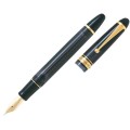 Pióro wieczne PILOT CUSTOM 823 Black otwarte z widoczną złotą stalówką i skuwką obok.
