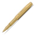 Mosiężne pióro kulkowe Kaweco Brass Sport o złotym odcieniu, rozłożone z nałożoną skuwką na korpus.