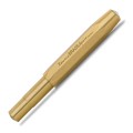 Zamknięte pióro kulkowe Kaweco Brass Sport, prezentujące kompaktowy rozmiar i charakterystyczną ośmiokątną skuwkę z litego mosiądzu.