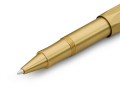Zbliżenie na stalową końcówkę wkładu i precyzyjny gwint mosiężnego pióra Kaweco Brass Sport.