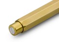 Zbliżenie na przycisk ołówka Kaweco Brass Sport ze srebrnym logo marki na mosiężnym tle.