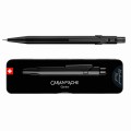 Matowy czarny ołówek automatyczny Caran d’Ache 844 Black Code obok czarnego metalowego etui Slimpack.