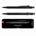 Matowy czarny ołówek automatyczny Caran d’Ache 844 Black Code obok czarnego metalowego etui Slimpack.