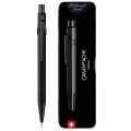 Matowy czarny ołówek automatyczny Caran d’Ache 844 Black Code obok czarnego metalowego etui Slimpack.