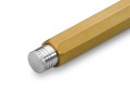 Zbliżenie na chromowaną zakrętkę ołówka Kaweco Sketch Up Brass z radełkowaniem.