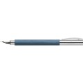 Niebieskie pióro wieczne Faber-Castell Ambition Resin Blue z metalową skuwką i nabojem w środku.