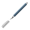 Niebieskie pióro wieczne Faber-Castell Ambition Resin Blue z metalową skuwką i nabojem w środku.