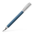 Niebieskie pióro wieczne Faber-Castell Ambition Resin Blue z metalową skuwką i nabojem w środku.