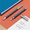 Niebieskie pióro wieczne Faber-Castell Ambition Resin Blue z metalową skuwką i nabojem w środku.