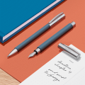 Elegancki długopis Faber-Castell Ambition Resin Blue ze szczotkowanym granatowym korpusem i błyszczącymi srebrnymi elementami.