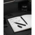 Eleganckie pióro wieczne Faber-Castell Ambition All Black wykonane ze szczotkowanej czarnej żywicy.