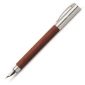 Pióro wieczne Faber-Castell Ambition Pearwood z rudobrązowego drewna gruszy z metalową skuwką.