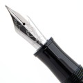 Pióro wieczne Monteverde Aldo Domani Chrome GT prezentujące stalówkę JoWo oraz czarną, lśniącą sekcję uchwytu.