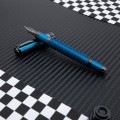 Zdjęcie na tle carbonu pióro MONTEVERDE INNOVA FORMULA M niebieskie