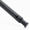 Pióro kulkowe Monteverde Engage One-Touch Black Carbon z zbliżenie na przyciskowy system właczania.