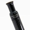Pióro kulkowe Monteverde Engage One-Touch Black Carbon z zbliżenie na przyciskowy system właczania.