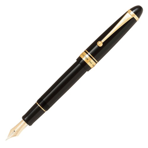 Pióro wieczne PILOT CUSTOM 743 czarne otwarte z widoczną dużą złotą stalówką.