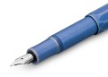 Srebrna stalowka piora Kaweco AL Sport Stone Washed Blue na tle niebieskiego metalu