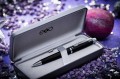 Nowoczesny długopis EXO Aries czarne CT ułożony w eleganckim czarnym etui Premium.