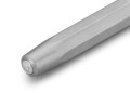 Pióro kulkowe KAWECO STEEL Sport zbliżenie na skuwkę z metalowym logo.