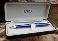 Niebieski długopis EXO Sagitta ze srebrnymi wykończeniami ułożony w eleganckim, czarnym etui Premium.