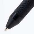Multipen MONTEVERDE QUATRO 4w1 czarny zbliżenie na wysuniemy wkład długopisu.