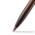 Zbliżenie na końcówkę piszącą i korpus długopisu Sheaffer Coffee Edition w odcieniach brązu i miedzi.