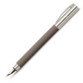 Czarne pióro wieczne Faber-Castell Ambition OpArt Black Sand z giloszowanym wzorem i srebrną skuwką.