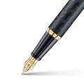 Eleganckie pióro wieczne Sheaffer 300 Czarny Mat GT ze złotą stalówką i złotymi wykończeniami na tle etui.