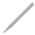 Srebrne pióro wieczne Kaweco Supra Stainless Steel wykonane ze szczotkowanej stali nierdzewnej, widoczny odkręcony łącznik korpusu.