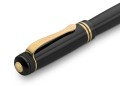 Detal złotej plakiety z logo Kaweco oraz zdobionego złotego klipsa na czarnej skuwce modelu DIA2 Gold.