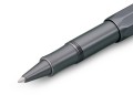 Zbliżenie na stalową końcówkę pióra kulkowego Kaweco AL Sport Anthracite oraz detale szarego, aluminiowego korpusu.