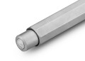 Srebrny ołówek Kaweco STEEL Sport wykonany ze szczotkowanej stali nierdzewnej zbliżenie na mechanizm przyciskowy z metalowym logo.