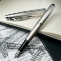 Pióro wieczne MONTEVERDE DAKOTA Stainless Steel na tle rysunków technicznych samolotu.