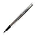 Pióro wieczne MONTEVERDE DAKOTA Stainless Steel z widoczną stalówką i skuwką nałożoną na korpus.