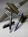 Zdjęcie pióra Monteverde  na tle samolotu Dakota C-47