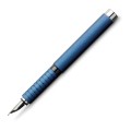 Niebieskie pióro wieczne Faber-Castell Essentio Aluminium wykonane ze szczotkowanego metalu.