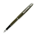 Zielone metalowe pióro wieczne Monteverde Dakota Military Green z pasami inwazyjnymi i nałożoną skuwką.