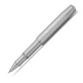 Srebrne pióro kulkowe Kaweco AL Sport RAW z surowego aluminium w pozycji rozłożonej z zakrętką na korpusie.