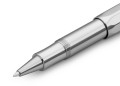 Zbliżenie na końcówkę wkładu kulkowego i połyskującą powierzchnię surowego aluminium pióra Kaweco AL Sport RAW.