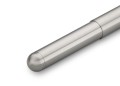 Srebrne pióro wieczne Kaweco Supra Stainless Steel wykonane ze szczotkowanej stali nierdzewnej, widoczny odkręcony łącznik korpusu.